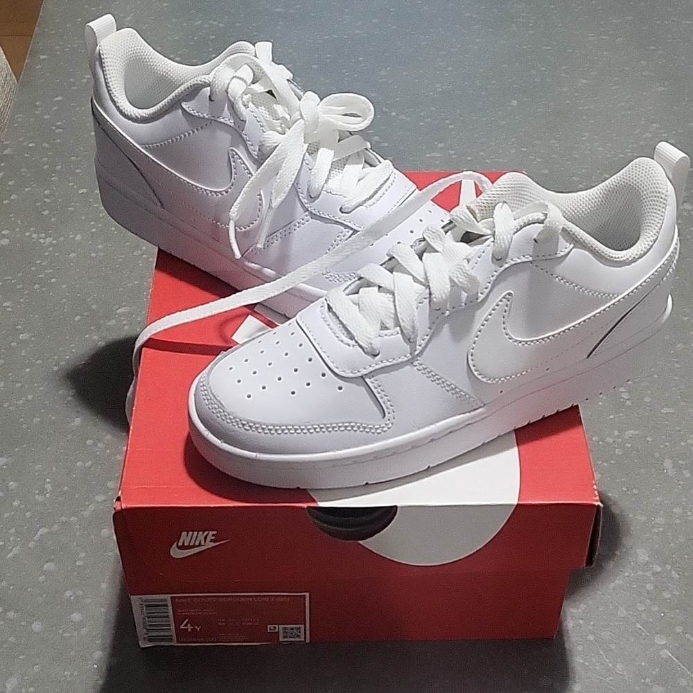 NEW Nike court White Sneakers